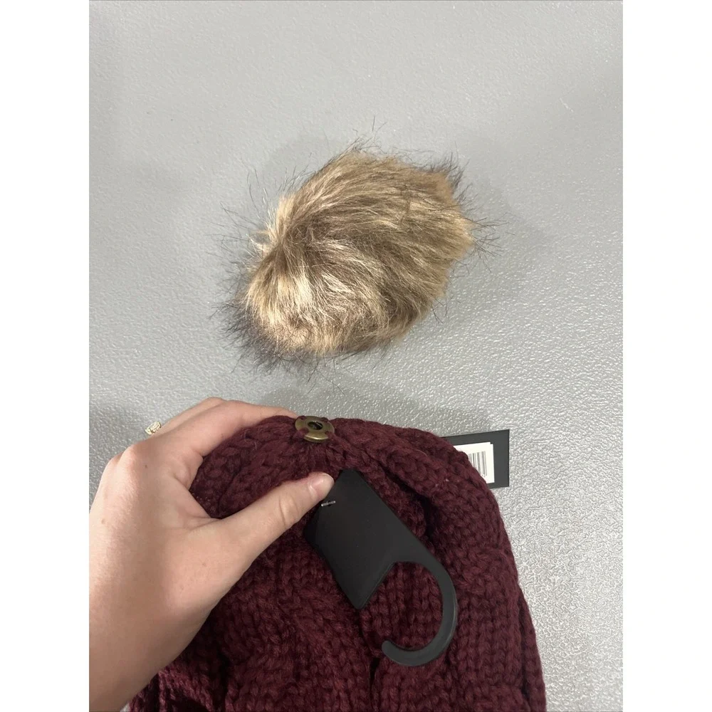 TOSKATOK Ladies Chunky Soft Cable Knit Hat with Cozy Fleece Liner, Detachable Po